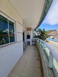 New, cozy apartment, best location Bombinhas beach 90m from the sea