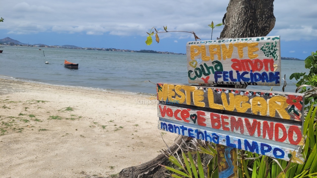 Casa para alquiler de vacaciones em São Pedro da Aldeia (Conrado G Malta 17 Em Frente A Lagoa Casa Vermelha Esquina)
