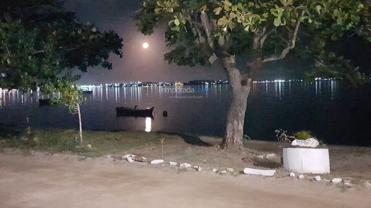 Casa para alquiler de vacaciones em São Pedro da Aldeia (Conrado G Malta 17 Em Frente A Lagoa Casa Vermelha Esquina)