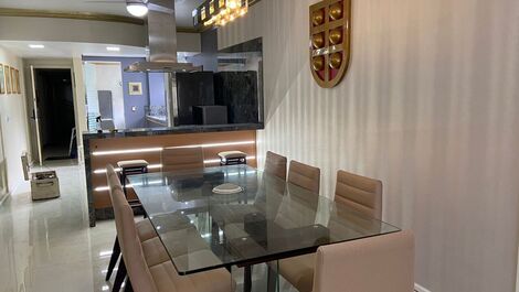 Apartamento de Luxo de 3 Dormitorios com vista lateral para mar