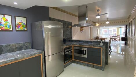 Apartamento de Luxo de 3 Dormitorios com vista lateral para mar