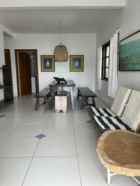 Sala de jantar e sala de tv. 