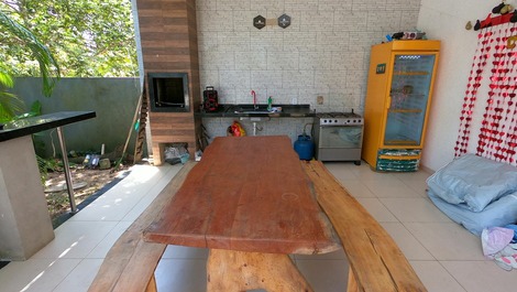 Cód.C006-14 pessoas,4 quartos, ar cond., piscina, churrasqueira.