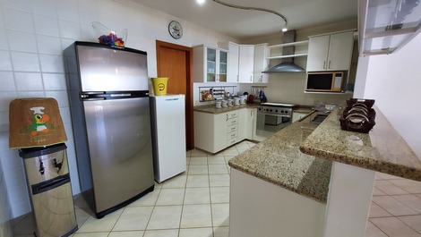 Com geladeira e freezer