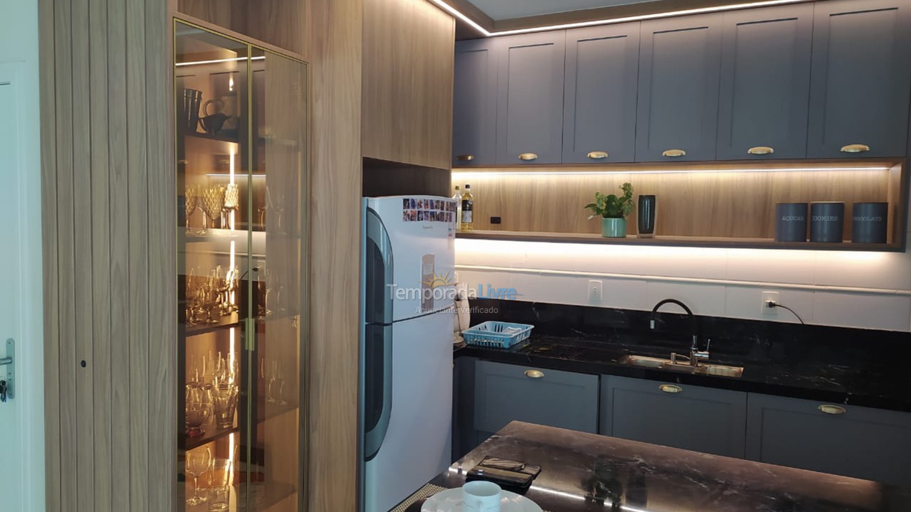 Apartamento para aluguel de temporada em Itapema (Meia Praia)