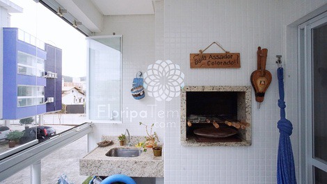 Apartamento completo, com piscina e perto da praia