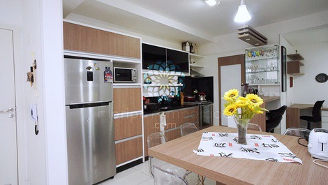 Apartamento completo, com piscina e perto da praia