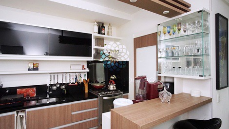 Apartamento completo, com piscina e perto da praia