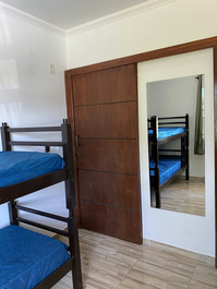 Quarto suite, ao lado da porta de entrada tem 1 espelho corpo inteiro. 
