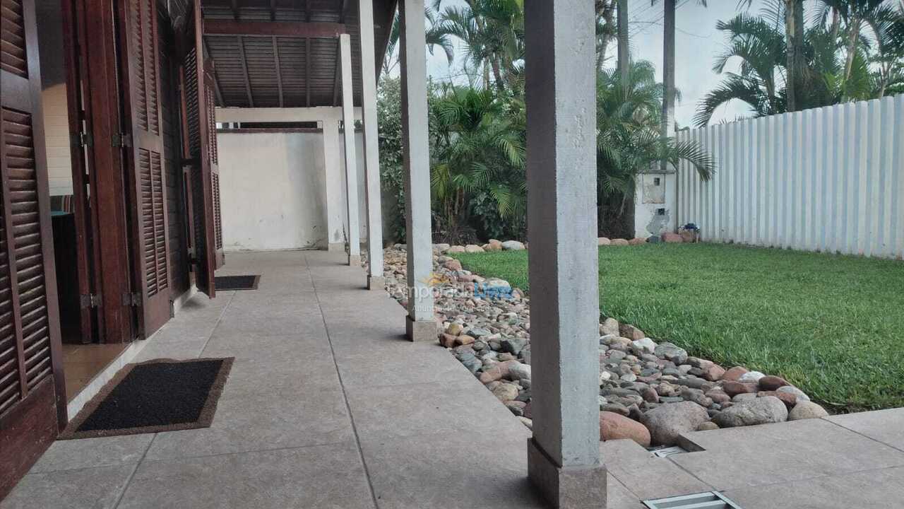 Casa para alquiler de vacaciones em Guaratuba (Balneário Eliane)