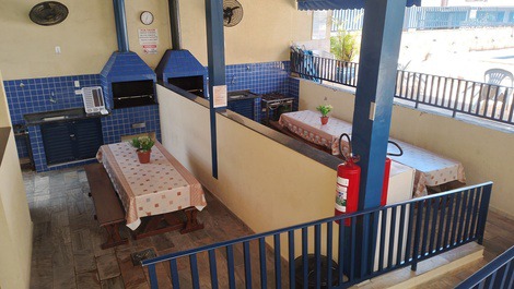 Churrasqueiras ao lado da piscina