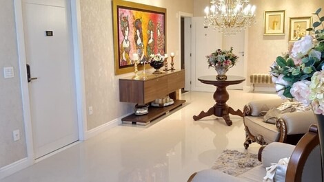 Apartment in front of the sea 5 suites with air -2 parking spaces Meia Praia