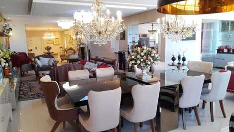 Apartment in front of the sea 5 suites with air -2 parking spaces Meia Praia