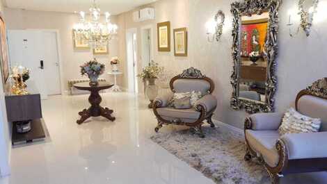 Apartment in front of the sea 5 suites with air -2 parking spaces Meia Praia