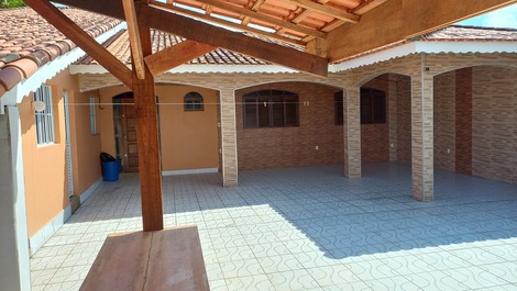 Hermosa casa con un gran patio trasero.