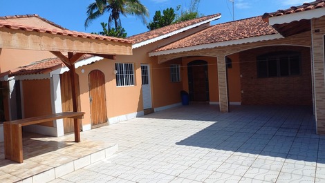Hermosa casa con un gran patio trasero.