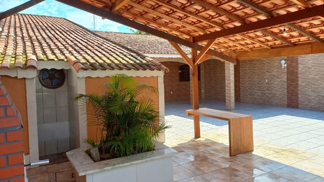 Hermosa casa con un gran patio trasero.