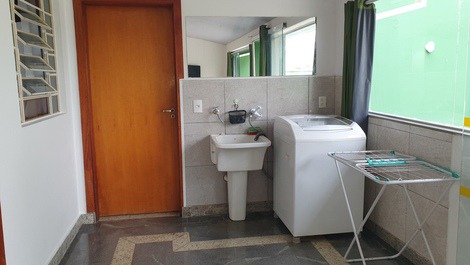 Espaço lavanderia, máquina disponível  e tanque com varal portátil 