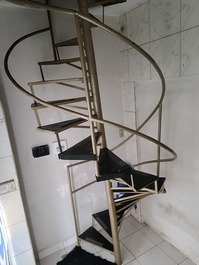 Escada de acesso ao 1° andar suave