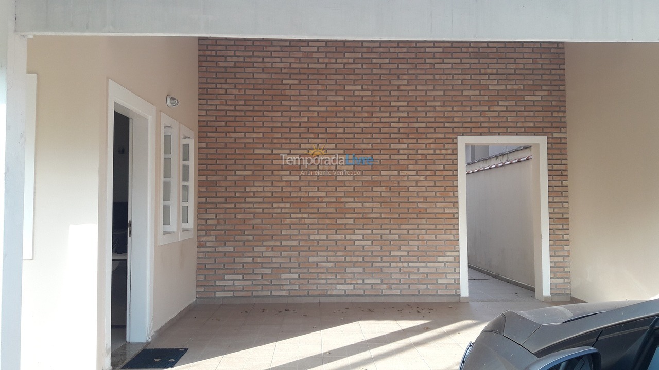 Casa para aluguel de temporada em Peruíbe (Belmira Novaes Ruinas)