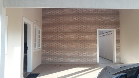 Garagem coberta para 02 carros.