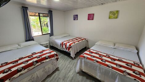 Detalhe quarto família,com ventilador potente e vista para a piscina