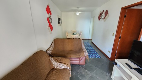 Sala com tv e sacada