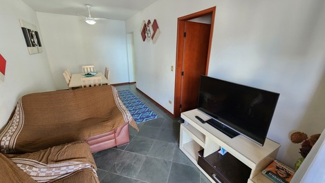 Sala com tv e sacada