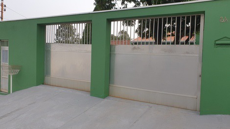 2 portões grandes, facilidade de acesso