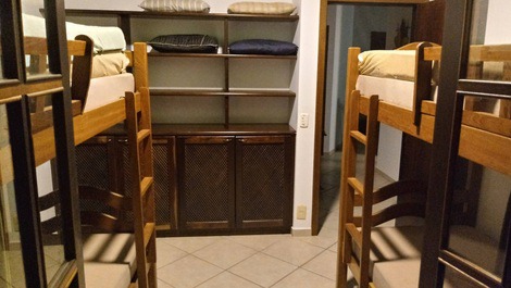 Dormitório 2 camas beliche e 1 auxiliar 