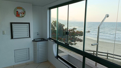 HERMOSO APARTAMENTO FRENTE AL MAR en Meia Praia/Itapema