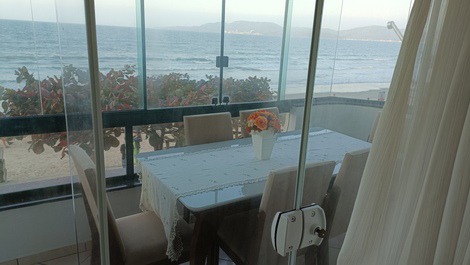 HERMOSO APARTAMENTO FRENTE AL MAR en Meia Praia/Itapema