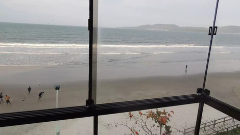 BEAUTIFUL APARTMENT IN FRONT OF THE SEA IN MEIA PRAIA-ITAPEMA