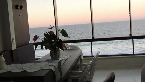 BEAUTIFUL APARTMENT IN FRONT OF THE SEA IN MEIA PRAIA-ITAPEMA