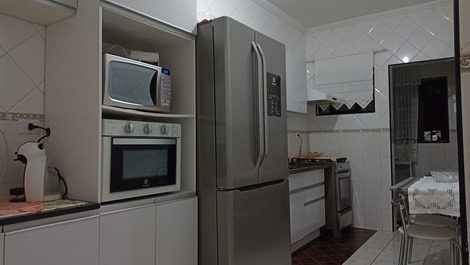 Apartamento com área de lazer e vista mar.