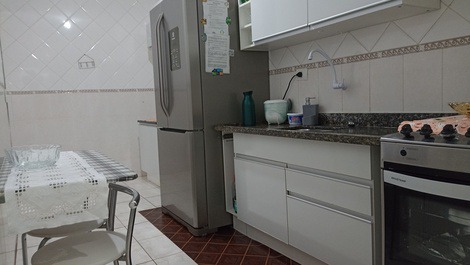 Apartamento com área de lazer e vista mar.