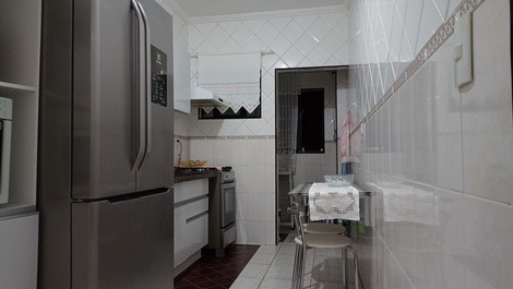 Apartamento com área de lazer e vista mar.