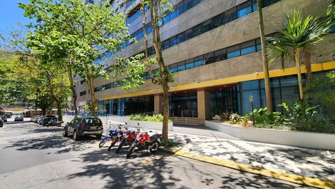 BEAUTIFUL FLAT 2 BEDROOMS, LARGE BALCONY, LEISURE COM., AIR COND., 2 VGS, 6 PES