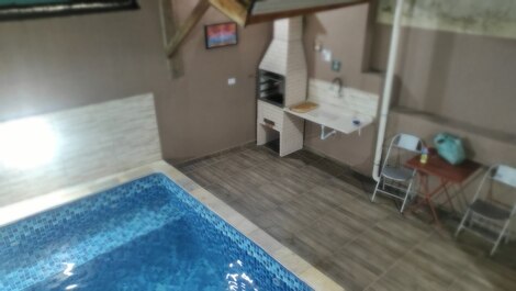 Piscina e churrasqueira.