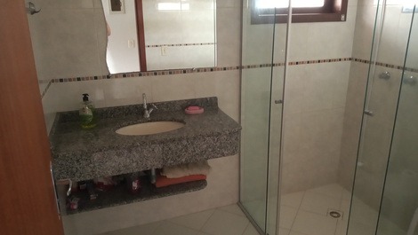 Amplo banheiro social