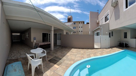 LINDA CASA - PISCINA - REGIÃO CENTRAL DE CANAVIEIRAS - PERTO DA PRAIA