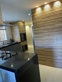 Cozinha espaçosa e aconchegante