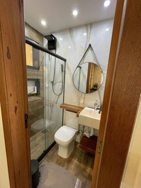 Banheiro minimalista e charmoso