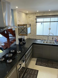 Cozinha moderna com ótimos utensílios domésticos 