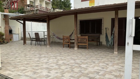 VACACIONES DE VERANO: PISCINA, WI-FI Y BARBACOA CUBIERTA.