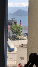 Janela do quarto de casal, a frente tenda atacadista.