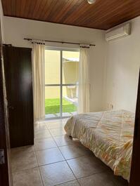 Quarto com ar condicionado, acesso a área de lazer.