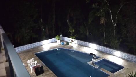 Sacada com vista da mata e piscina