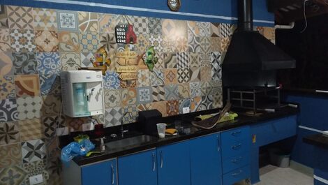 Area da churrasqueira com pia e filtro de agua