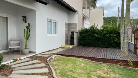 Linda casa com 1 suite mais 2 quartos com AC, WI-FI, 100m da Prainha